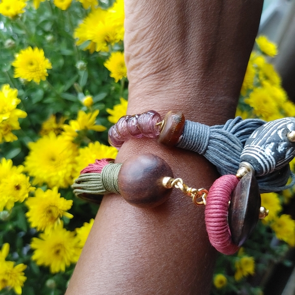 Earrings and bracelet set - Picture 3 of 10